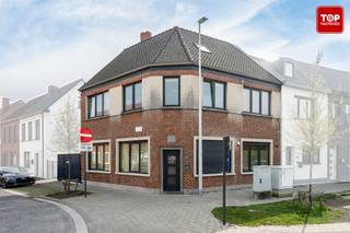 In een rustige en centraal gelegen residentiële buurt treffen we deze statige hoekwoning, oorspronkelijk ontworpen door architect Keppens. Deze...