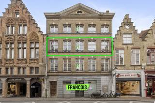 Dit recent gerenoveerde appartement met drie slaapkamers is uitstekend gelegen op slechts 50 meter van de Grote Markt in Brugge. Deze kleinschalige residentie werd volledig vernieuwd en beschikt over een lift in het gebouw. Ook het appartement zelf onderging een grondige renovatie. Zo zijn er nieuwe ramen geplaatst, is er centrale verwarming op aardgas en geniet het geheel van een gunstig EPC.<br /><br />De indeling is praktisch en doordacht: via de inkomhal bereikt u een gastentoilet en een lichtrijke leefruimte met open keuken. Aansluitend bevindt zich een ruime bergruimte. Verder zijn er drie volwaardige slaapkamers en twee badkamers, een tweede afzonderlijk toilet, een wasplaats en nog een extra bergruimte.<br /><br />Interesse? Neem dan nu contact op met Kenjiro via 0495 64 69 95 of waeles@immofrancois.be! <br /><br />