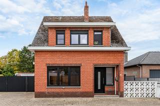 <p><span><strong>Vrijstaande gezinswoning met 3 slaapkamers, garage, grote afgesloten oprit en zonnige tuin op 7 are<br /><br /></strong>Bent u op zoek naar een betaalbare vrijstaande woning met een ruime tuin, garage en uitstekende bereikbaarheid? Dan is deze deels gerenoveerde open bebouwing aan Getteken 15 te Veerle-Laakdal beslist een bezoek waard.<br /><br /></span><span>Deze woning, gebouwd in 1962, beschikt over een bewoonbare oppervlakte van circa 141 m² en bevindt zich op een mooi perceel van 7 are. Dankzij de reeds uitgevoerde renovatiewerken, de praktische indeling en de ruime buitenomgeving vormt deze eigendom een uitstekende opportuniteit voor gezinnen, starters of kandidaat-kopers die op zoek zijn naar een woning met potentieel.<br /><br /></span><span>Doorheen de jaren werden reeds verschillende belangrijke verbeteringswerken uitgevoerd. Zo werden de buitendeuren en ramen vernieuwd in onderhoudsvriendelijk PVC en voorzien van hoogrendementsbeglazing (HR-glas). Daarnaast werd de elektrische installatie voor het overgrote deel vernieuwd, werd de zoldervloer geïsoleerd en beschikt de woning over rolluiken die deels elektrisch en deels manueel bediend worden.<br /><br /></span><span></span><strong><span>Gelijkvloers<br /><br /></span></strong>+ Inkomhal<br />+ Gezellige leefruimte bestaande uit tv-hoek en eethoek<br />+ Keuken<br />+ Tweede eetruimte<br />+ Sasje<br />+ Apart toilet<br />+ Badkamer<br />+ CV-ruimte<br />+ Open veranda met zicht op de tuin<br /><br /><span>De open veranda vormt een aangename overgang tussen binnen en buiten en biedt een heerlijke plek om te genieten van de tuin en de rust.<br /><br /></span><strong><span>Verdieping<br /></span></strong>+ Nachthal<br />+ Slaapkamer 1<br />+ Slaapkamer 2<br />+ Slaapkamer 3<br />+ Aparte dressingkamer<br /><br /><span>De dressingkamer kan tevens ingericht worden als bureau, hobbykamer of extra bergruimte.<br /><br /></span><strong><span>Kelder en zolder<br /></span></strong><span>De woning beschikt over een praktische kelder en een zolder waarvan de zoldervloer reeds werd geïsoleerd.<br /></span><span><strong><br />Buitenruimte<br /></strong></span><span>Een absolute troef van deze eigendom is de buitenomgeving. De grote afgesloten oprit met nieuwe toegangspoort biedt plaats aan meerdere voertuigen en zorgt voor extra privacy en veiligheid. </span><span>Daarnaast is er een garage en een atelier / bergruimte.<br />Aangename tuin waar u in alle rust kunt genieten van het buitenleven.<br /></span><strong><br /></strong><strong>Extra info<br /></strong>+ Voldoende parkeergelegenheid op eigen terrein<br />+ Open veranda<br />+ Mooie tuin met veel privacy<br />+ Nieuwe PVC ramen en deuren met hoogrendementsbeglazing (én rolluiken)<br />+ Elektrische installatie grotendeels vernieuwd<br />+ Zoldervloer geïsoleerd<br />+ EPC: 471 kWh/m²/jaar met label E<br />+ Asbestattest in opmaak<br /><br /><strong><span>Ligging<br /></span></strong>De woning geniet van een centrale ligging in Veerle-Laakdal, op korte afstand van winkels, scholen, openbaar vervoer en andere dagelijkse voorzieningen. Dankzij de vlotte verbinding naar de E313 bereikt u bovendien gemakkelijk Tessenderlo-Ham, Geel, Herentals, Hasselt en Antwerpen.<strong><span><br /></span></strong></p>