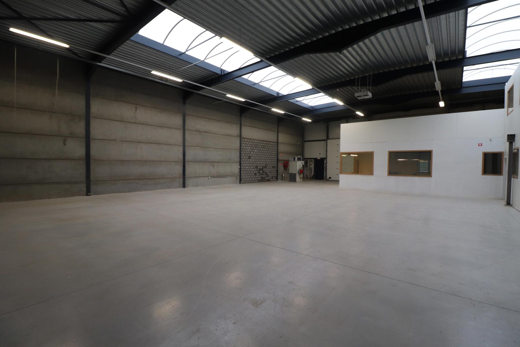 KMO-UNIT VAN 500M² MET BIJHORENDE KANTOREN. INDUSTRIEZONE MERKSPLAS - foto 5