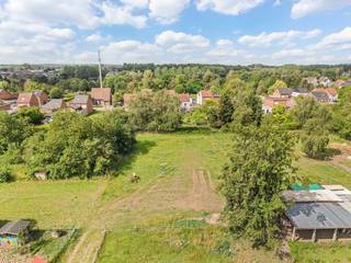 Deze achterin gelegen grond heeft een oppervlakte van 14a80ca en is rustig gelegen in Wezemaal, omgeven door groen en met een uitstekende privacy.<br /><br />Het perceel is kadastraal gekend als 3de afdeling, sectie A, nummer 247C en is volgens het gewestplan gelegen in woongebied. Aangezien het echter niet paalt aan een uitgeruste openbare weg, zijn er geen bouwmogelijkheden. Nieuwe wegenis om achterliggende percelen bebouwbaar te maken, wordt niet toegelaten, waardoor het perceel op dit moment niet in aanmerking komt voor bebouwing.<br /><br />Deze grond is bijgevolg vooral interessant als beleggingsgrond, voor recreatief gebruik, als groenzone of als uitbreiding van een aanpalend eigendom.<br /><br />Wenst u meer informatie of een bezoek ter plaatse? Neem dan gerust contact op met Jan Schrijvers via 0495 18 95 81 <br />of janschrijvers@immojanstas.be.<br /><br />Bijkomende info (bodemattest, stedenbouwkundige inlichtingen, etc.) kan U hieronder downloaden ↓.