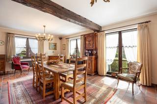 <p><span>In de Guido Gezellelaan in Herent bevindt zich deze ruime en goed onderhouden woning uit 1978. Met een bewoonbare oppervlakte van maar liefst 325 m², gelegen op een zuidgericht perceel van 9a 24ca met zicht op de achterliggende velden, biedt deze woning bijzonder veel ruimte en mogelijkheden.</span></p><p><span>Bij het binnenkomen wordt u verwelkomd in de zeer ruime inkomhal, die toegang geeft tot de grote en lichtrijke leefruimte. Dankzij de vele ramen geniet de woonkamer van een aangename natuurlijke lichtinval en is er voldoende plaats voor zowel een ruime zithoek als een grote eettafel.</span></p><p><span>Aansluitend bevindt zich de ruime keuken met een aparte eetruimte en zicht op de tuin. Een aangename plek om rustig te ontbijten of te genieten van het groene uitzicht. Verder beschikt het gelijkvloers over een ruime slaapkamer met zicht op de tuin, een aparte bureauruimte en een afzonderlijk toilet.</span></p><p><span>Een grote troef is dat de woning volledig onderkelderd is. De ruime kelder biedt bijzonder veel extra bergruimte en is bovendien toegankelijk met de wagen via een garagepoort aan de achterzijde van de woning.</span></p><p><span>Op de eerste verdieping bevinden zich vier ruime slaapkamers, een badkamer met ligbad en dubbele lavabo en een afzonderlijk toilet. Daarnaast is er nog een ruime zolder die ideaal kan worden gebruikt als bergzolder.</span></p><p><span>De woning werd doorheen de jaren steeds goed onderhouden en vormt dankzij haar royale oppervlakte, vijf slaapkamers en praktische indeling een uitstekende basis voor wie op zoek is naar een ruime gezinswoning met mogelijkheden. </span></p><p><span> </span></p><p><span>Interesse in deze woning? Contacteer ons via 016 15 31 15 of info@immolivit.be.</span></p>