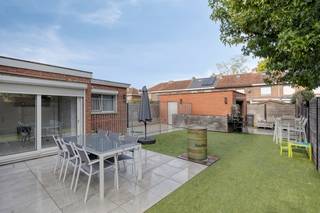 <p>Op zoek naar een fijne gezinswoning met 3 slaapkamers, tuin én garage op een rustige maar centrale ligging in Willebroek? Dan is deze woning in de Geuzenstraat zeker een bezoek waard! Met een bewoonbare oppervlakte van 125 m² op een perceel van 244 m² biedt deze woning een aangename combinatie van ruimte, comfort en praktisch wonen.</p><p>We betreden de woning via de inkomhal die ons toegang geeft tot de lichtrijke leefruimte van 25,2 m². Hier is voldoende plaats voor het creëren van een gezellige zit- en eethoek. Aansluitend bevindt zich de keuken van bijna 11 m², uitgerust met een inductiekookplaat, dampkap, oven, vaatwasser, koelkast en diepvriezer.</p><p>Verder vinden we op het gelijkvloers een handige berging en een aparte wasplaats. Ideaal om het dagelijkse huishouden netjes uit de leefruimtes te houden. Ook het gastentoilet bevindt zich op deze verdieping en werd in 2024 vernieuwd.</p><p>Op de eerste verdieping beschikt de woning over 3 slaapkamers van respectievelijk 12,6 m², 12,24 m² en 7,36 m². De badkamer is voorzien van een douche en lavabo. Extra bergruimte vinden we zowel op de zolder als in de ruime kelder van maar liefst 22,8 m². Aan opbergruimte dus zeker geen gebrek!</p><p>Ook de buitenruimte is een mooie troef van deze woning. Achteraan bevindt zich een terras dat aansluit op de aangelegde tuin met westelijke oriëntatie. Een fijne plek om na het werk of tijdens het weekend nog heerlijk van de namiddag- en avondzon te genieten.</p><p>De garage is uitgerust met een automatische poort en een laadpunt voor een elektrische wagen. Dankzij de eigen oprit is er bovendien bijkomende parkeergelegenheid op het perceel.</p><p>Ook op technisch vlak zijn er verschillende interessante troeven aanwezig. Zo beschikt de woning over aluminium buitenschrijnwerk met dubbele beglazing, rolluiken, centrale verwarming op gas via radiatoren en een geïsoleerde zoldervloer. De woning heeft momenteel EPC-label D.</p><p>Tot slot is ook de ligging bijzonder praktisch. De Geuzenstraat combineert een rustige woonomgeving met de voordelen van een centrale ligging. Winkels, scholen, openbaar vervoer, het station en sportfaciliteiten bevinden zich vlakbij. Ook de belangrijkste invalswegen zijn vlot bereikbaar.</p><p>Kortom, een praktische en aangename gezinswoning met 3 slaapkamers, veel bergruimte, garage met laadpunt en een zonnige westgerichte tuin, dit alles op een centrale locatie in Willebroek.</p>