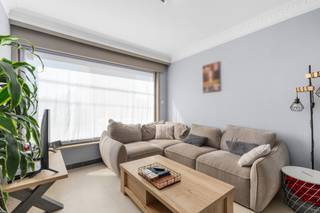 <strong>Te koop: verzorgde, instapklare woning met 3 slaapkamers op rustige ligging in Deerlijk.</strong><br /><br /><br />Ontdek deze leuke en goed onderhouden woning op een toplocatie in Deerlijk. De woning is rustig gelegen omgeven door land, maar toch vlot bereikbaar via verschillende invalswegen rondom. <br />De woning is volledig instapklaar en biedt alles wat je zoekt in een comfortabele thuis. Dankzij de aangename ligging en praktische indeling is dit de ideale gezinswoning.<br /><br /><br /><u><strong>Indeling:</strong></u><br /><em>Gelijkvloers: </em>inkomhal met gastentoilet, grote garage die gebruikt wordt als (was)berging, volledig uitgeruste keuken met directe toegang tot de eetplaats en woonkamer. Via de woonkamer kan je naar het terras en de tuin die voorzien is van een tuinhuis en overdekt terras.<br /><em>Eerste verdieping: </em>3 volwaardige slaapkamers en een badkamer met douche, lavabo en toilet. Er is ook een zolder aanwezig die gebruikt kan worden als opbergruimte.<br /><br /><u><strong>Troeven:</strong></u>
<ul><li>Rustig en landelijk gelegen</li><li>Instapklaar</li><li>Overal rolluiken aanwezig</li></ul>
<br /><strong>Interesse in deze leuke gezinswoning? Neem dan zeker contact op met Indra van ERA Bossuyt voor meer info of een bezoek - 0473/61.10.10.</strong>