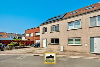 <p><span><span>Alweer VERKOCHT op 1e BEZOEKDAG.</span></span></p><p>"ABSOLUTE TOPPER" – Afspraak ENIGE BEZOEKDAG enkel telefonisch via Randy Remue op 0479/99. 99. 90, meer info via Facebook "Remue Randy" - LIKE de pagina en blijf op de hoogte van alle nieuwe woningen. De stukken van de woning zijn te consulteren op www.immo-zone.be.  Deze prachtige WONING met 3 slpks, bureel en tuin vinden we terug aan de Reigerstraat 7 te Wetteren. Indeling: Via de inkomhal die is voorzien van inbouwkasten komen we in de ruime en lichtrijke woonkamer met aansluitend de moderne en volledig geïnstalleerde keuken. Aansluitend op de keuken is er nog een handige berging. Ontspannen na een drukke werkdag doe je op het gezellige terras of op het mooie gazon.  Op de 1e verdieping van de woning bevinden zich 2 grote slaapkamers waaronder de MASTER BEDROOM. Ook de badkamer met ligbad, douche en dubbele lavabo bevindt zich hier. Op de 2de verdieping vinden we nog een 3de slaapkamer en afzonderlijk bureau. Parkeren kan voor de deur. Deze woning is een ABSOLUTE TOPPER voor starters, gezinnen en investeerders. Gelegen vlakbij winkels, scholen, station, openbaar vervoer en vlotte verbinding autosnelweg.  P-score: A / G-score: A. <br />VOOR ZEER SNELLE BESLISSERS!!<br />IMMO ZONE RHODELAND      RANDY REMUE -  0479/ 99. 99. 90</p>