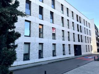 Bent u op zoek naar een instapklaar en modern verblijf in de hoofdstad van de smaak? Dit recent opgeleverde nieuwbouwappartement combineert het bruisende stadsleven van Hasselt met de rust van een grote gemeenschappelijke tuin. Het pand is afgewerkt met hoogwaardige materialen en is dankzij de uitstekende isolatie bijzonder energiezuinig.Als u dit unieke appartement wilt huren, geniet u van een centrale ligging in de Meldertstraat. Alle voorzieningen zoals winkels, scholen en het openbaar vervoer bevinden zich op wandelafstand. Bovendien biedt dit appartement een perfecte balans tussen comfort en een praktische indeling.Indeling:Verdieping +1:- Ruime inkomhal- Lichtrijke woonkamer met direct contact naar buiten- Volledig geïnstalleerde, moderne keuken- Eerste slaapkamer met aansluitende badkamer- Twee extra slaapkamers- Tweede badkamer- Apart toilet- Praktische berging- Gezellig terras om buiten te vertoevenVerdieping -1:- Ondergrondse autostaanplaats (nr. 15)- Privé kelderberging- Gemeenschappelijke fietsenstallingExtra: - Oppervlakte: 106m2- Bouwjaar 2021- Epc A - 56 kWh- lift aanwezigMaandelijkse kosten:- Voorschot algemene kosten €80,00- Doorrijkosten Q-park €43,30Dankzij de aanwezigheid van een private parkeerplaats en de extra kelderberging is er aan opslagruimte geen gebrek.De snelste manier om een bezoek te brengen aan dit appartement? Vraag je bezoek aan via de rode knop op onze website (www.dewaele.com).Telefonisch kunnen er geen afspraken gemaakt worden. Bij andere vragen kun je ons telefonisch contacteren via 011 30 50 50.