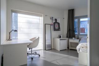 Residentie 'Kotvierschaar' is een kleinschalig studentencomplex in het hartje van Kortrijk, bestaande uit 24 moderne kamers en opgericht in 2013. Er worden drie kamers te koop aangeboden: één op de eerste verdieping en twee op de tweede verdieping.<br /><br />De kamers zijn al verhuurd voor het lopende academiejaar aan €397,79 per maand (inclusief €55 vaste <br />kosten). Er wordt gewerkt met een huurpoulesysteem waardoor er steeds huurgelden binnen komen ook wanneer een kamer tijdelijk niet verhuurd is.<br /><br />Het complex beschikt over een fietsenberging, een gemeenschappelijke keuken, en twee toiletten per verdieping. Verwarming wordt verzorgd door een condensatieketel op aardgas en wordt ondersteund door 22 zonnepanelen, wat bijdraagt aan extra duurzaamheid.<br /><br />Alle kamers zijn voorzien van een individuele badkamermeubel met een inloopdouche en zijn modern bemeubeld. Het meubilair omvat een bed, nachtkastje, kleerkast, bureau en koelkast.<br /><br />Deze studentenresidentie is zeer strategisch gelegen: binnen een straal van 1 tot 2 kilometer vind je de Hogeschool West-Vlaanderen, KATHO, de Universiteit Kulak en VIVES.<br /><br />De kamers worden elk jaar vlot verhuurd, wat dit tot een zorgeloze investering of een uitstekende keuze voor studenten maakt. <br />De vraagprijs per kamer is €117.000.<br /><br /><br />Waarom net dit aanbod overwegen?<br /><br />-&gt; laagdrempelige investering<br />-&gt; nabij scholen en centrum<br />-&gt; goed geïsoleerd<br />-&gt; prima EPC B<br />-&gt; volledig vernieuwd in 2013<br />-&gt; gemeenschappelijke keuken<br />-&gt; gemeenschappelijke fietsenberging<br />-&gt; zonnepanelen<br />-&gt; conforme elektriciteit<br />-&gt; rustige buurt