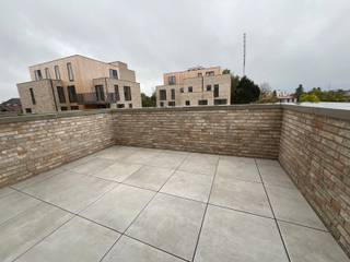 Laaste nieuwbouwappartement (134m²)<b> </b>met 3 slaapkamers en ZW-terras gelegen op de eerste verdieping, rustig gelegen helemaal achteraan in het project! <br />De appartementen zijn gelegen in residentie Den Tram, op wandelafstand van de Bergstraat en het Cultureel centrum, doch zeer rustig met de focus op groen en natuur. <br /><br />Indeling: inkomhal; apart toilet; technische berging; lichtrijke woonkamer met prachtig zicht op de binnentuin van het project en toegang tot het ZW-gericht terras; geïnstalleerde open keuken voorzien van de nodige toestellen; ruime nachthal met mogelijkheid tot plaatsen van ingemaakte kasten; 3 slaapkamers; apart toilet; 1ste badkamer bevat dubbele lavabo en bad; 2de badkamer bevat lavabo, douche en aansluiting voor WM/DK. <br /><br />Verplichte aankoop van ondergrondse parking, kelderberging en fietsenstalling. <br /><br />Algemeen: <br />- E-peil 20 (50% korting op onroerende voorheffing gedurende 5 jaar) <br />- Duurzaam wonen met o.a. warmtepompen, standaard vloerkoeling, PV-panelen en regenwaterrecuperatie<br />- Gemeenschappelijke groene zone<br />- Verkoop onder 21% BTW <br /><br />Voor meer info of een bezoek: 0472 22 22 88 of danielle@solittvastgoed.be.<br /><span></span>