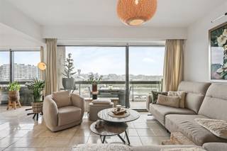 Zonnig woonappartement met indrukwekkende gevelbreedte, ruim terras en dit op een toplocatie aan de jachthaven van Blankenberge.Vanuit de ruime hal...