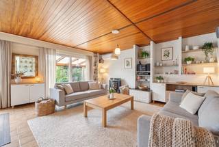 <p><span>Ontdek deze charmante, volledig gelijkvloerse woning, ideaal voor wie comfort, ruimte en rust zoekt. Met drie slaapkamers, een lichtrijke veranda en een grote tuin, is dit huis perfect voor gezinnen of levensgenieters die op zoek zijn naar een vrijstaande woning in een rustige buurt.</span></p><h2><span>Wooncomfort op één niveau</span></h2><p><span>Deze charmante vrijstaande woning biedt alles op het gelijkvloers, wat zorgt voor optimaal wooncomfort en toegankelijkheid. De grote, lichtrijke living vormt het hart van de woning en nodigt uit tot gezellig samenzijn. De vernieuwde pvc-ramen zorgen niet alleen voor een moderne uitstraling, maar ook voor uitstekende isolatie en veel natuurlijk lichtinval.</span></p><h2><span>Ruimte en functionaliteit</span></h2><p><span>De woning beschikt over drie slaapkamers, een badkamer met douche en een apart toilet, waardoor het ideaal is voor een gezin of mensen die graag gelijkvloers wensen te wonen. De bergzolder biedt extra opbergruimte voor al uw spullen. De grote garage met bergruimte is niet alleen geschikt voor een auto, maar biedt ook plaats aan fietsen, gereedschap of andere spullen.</span></p><h2><span>Buitenleven en ligging</span></h2><p><span>Geniet van de royale tuin, perfect voor zonnige middagen, tuinfeesten of een speeltuin voor de kinderen. De lichtrijke veranda is een heerlijke plek om te ontspannen en het buitenleven te ervaren, ongeacht het weer. Gelegen in een rustige straat, biedt deze woning een vredige omgeving weg van de drukte, maar toch dicht bij allerlei voorzieningen.</span></p><p><span>Deze woning combineert een charmante uitstraling en rust. Of u nu op zoek bent naar een gezinswoning, een investering of een project om naar uw hand te zetten, deze woning in een rustige buurt is een kans die u niet wilt missen.</span></p><p><span>Neem snel contact op voor een bezichtiging en laat u overtuigen door de vele troeven van deze unieke woning!</span></p>