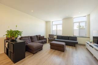 <p><strong>Move-in-ready family home with garage, studio, and south-facing garden near the Rivierenhof</strong></p><p>Conveniently located at 76 Boshovestraat, this spacious and well-maintained family home offers a generous <strong>209 m²</strong> of <strong>living space</strong>.</p><p>The home features a pleasant living area, a contemporary kitchen, and a porch that provides a lovely connection to the garden. It also has three bedrooms, making it ideal for a family.</p><p>A special highlight is the spacious, studio-style workspace with impressive ceiling height. This versatile space offers numerous possibilities and can be used as a studio, hobby room, workshop, or for a small business. The spacious garage also provides additional parking and storage space.</p><p>At the rear is the sunny, south-facing garden, which is a pleasant place to relax. The built-in garden shed also offers practical storage space for bicycles, garden tools, and other essentials.</p><p>The home is well-maintained and completely move-in ready. Thanks to its favorable <strong>EPC rating of B</strong>, there is no obligation to renovate.</p><p>The location also adds significant value. The Rivierenhof is nearby, and shops, schools, public transportation, and major access roads are easily accessible. A versatile family home with plenty of space, a pleasant garden, and exceptional opportunities for living and working.</p>