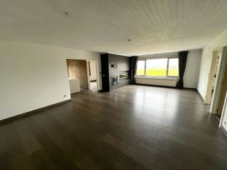 TE HUUR ZWALMEen zeer lichtrijk appartement in het hart van de Zwalmstreek, gelegen aan Stationsstraat 27 in Zwalm. De omgeving is heuvelachtig en...