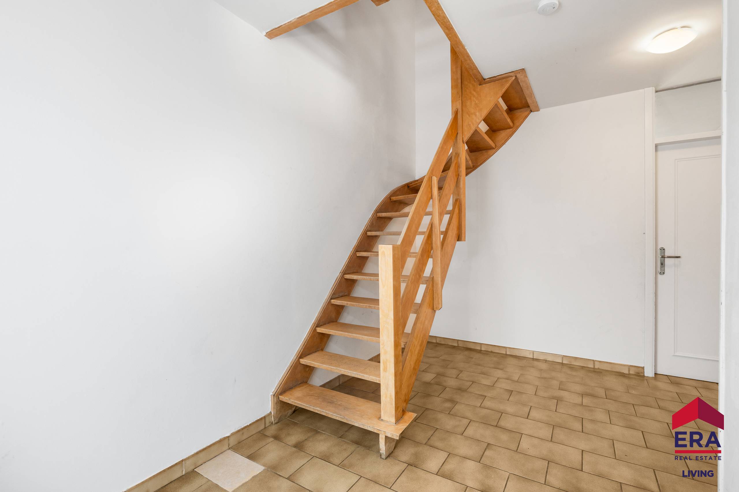 Solide woning met 4 slaapkamers, garage, oprit en tuin - foto 4