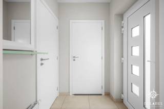 Volledig gemeubelde woning, ideaal voor kortetermijnverhuur tot 1 jaar!<br />Een langere huurperiode is eventueel mogelijk mits overleg met de eigenaar.<br /><br />Deze gezellige woning met 3 slaapkamers bevindt zich vlakbij het centrum van Veltem, een deelgemeente van Herent. <br /><br />Via de inkomhal met apart toilet kom je in de leefruimte met een open keuken waar je heerlijk kunt samenkomen. Vanuit de leefruimte is er een directe toegang tot de rustige tuin. De garage, die ook dienst doet als wasplaats, is bereikbaar via de keuken alsook via de inkomhal.<br /><br />Op de eerste verdieping vind je de drie slaapkamers, elk uitgerust met een bed en een kledingkast. De badkamer is voorzien van een bad, douche en dubbele wastafel en daarnaast is er nog een apart toilet. <br /><br />De zolder kan je helemaal naar wens gebruiken: als extra slaapkamer, bureauruimte of hobbykamer.<br /><br />Geniet van de buitenlucht in de gezellige tuin en op het terras.<br />De wagen kan je makkelijk parkeren op de oprit of in de garage. Verder is er ook reeds een laadpaal aanwezig. <br /><br />Maandelijkse kost van €50 als provisie voor het afval, enkel indien je deze niet op jouw eigen naam zou zetten. <br />Maandelijkse kost van €65 als forfait voor het internet. <br />Nutsvoorzieningen zijn privatief. <br /><br />Op wandelafstand liggen een winkel, school en halte voor bus en trein. Dankzij de centrale ligging ben je bovendien snel in Leuven en Brussel.