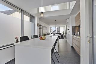 Dit leuk appartement is perfect gelegen: op wandelafstand van alle winkels en voorzieningen.Het appartement is opgedeeld met een slaapkamer op het tweede verdiep en de tweede slaapkamer/bureau op het derde verdiep met een vide die uitkijkt op de keuken.Dankzij de vide en vele raamoppervlaktes is er in het appartement veel natuurlijk licht, waardoor het aangenaam wonen wordt. Bovendien is er een zonnig terras, de ideale plek om te genieten van de buitenlucht en de zon!Daarnaast is er de mogelijkheid om een parkeerplaats of overdekte parking aan te kopen, wat een extra gemak biedt.Dit appartement is momenteel verhuurd voor 725 €/maand ==&gt; dus ook als investering is dit appartement ideaal!Ben je op zoek naar een recent, betaalbaar appartement met 2 slaapkamers, zonnig terras en parking of een interessante investering? Lees dan zeker verder!Gelijkvloers: Berging voor vuilnis of opslagVerdiep+2: Living met open ingerichte keuken met ingebouwde kasten, frigo, vaatwas, combi-oven, keramische kookplaten, dampkap - Slaapkamer met aanpalende badkamer met inbouwlavabo en douche - Berging/Wasplaats - Apart toilet Verdiep+3: Slaapkamer/bureau/Polyvalente ruimte met aanpalende badkamer met inbouwlavabo en ligbadParking mogelijk!