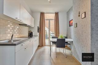Dit leuk triplex appartement bevindt zich vlakbij de watertoren, winkels, openbaar vervoer en de haven van Turnhout. Via de inkomhal op de...