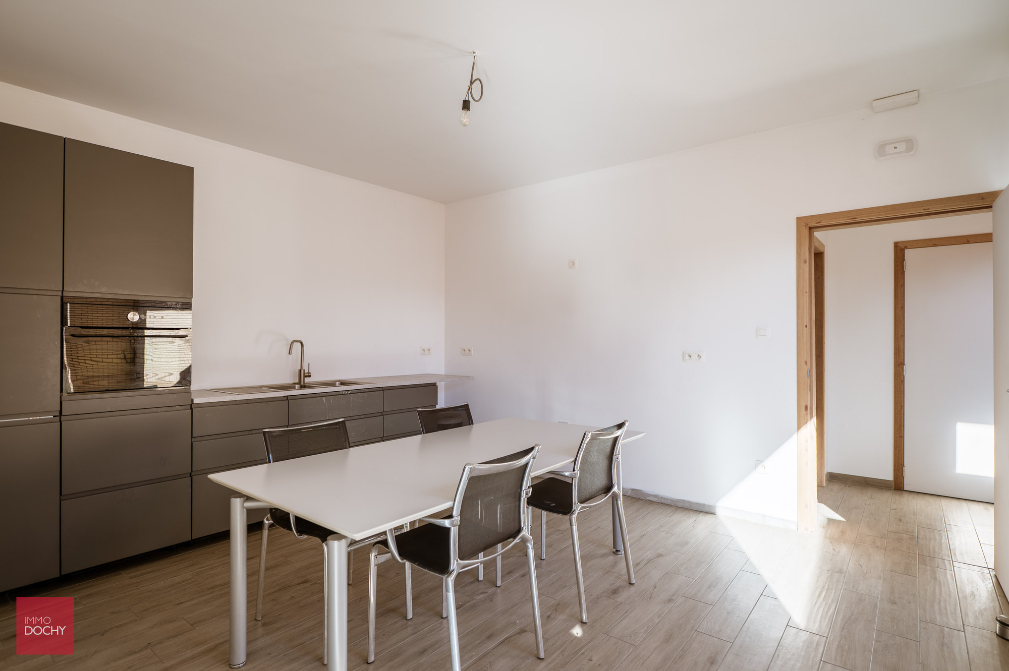 Commercieel gelegen vernieuwde villa met burelen, magazijn en woonst | Gauwelstraat - foto 5