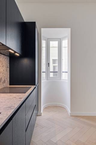 Luxe-appartement met hoogwaardige afwerking bevindt zich op de eerste verdieping in een prestigieus gebouw met een fraaie modernistische gevel, op slechts enkele passen van het strand en de winkelstraat.<br /><br />Indeling: inkomhal, ruime leefruimte met open keuken, berging, badkamer met inloopdouche, toilet en lavabomeubel, 2 slaapkamers. <br /><br />Het appartement is tot in de puntjes afgewerkt met hedendaagse luxe en comfort. Voorzien van o.a. een elegant visgraatparket, een gepantserde inkomdeur, indivudele hoogrendementsketel per appartement, videofoon die eveneens op afstand te bedienen is. <br /><br />Daarnaast beschikt het gebouw over een ruime fietsenstalling met meerdere oplaadpunten voor elektrische fietsen én een gemeenschappelijk dakterras, waar u de hele dag door van de zon kunt genieten.<br /><br />!!!!!Verkoop onder registratierechten – géén btw van toepassing!