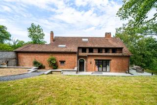 We Invest Ciney Haute-Meuse vous propose une maison rare, entièrement rénovée, située dans un cadre naturel exceptionnel avec une vue splendide sur la Lesse. Nichée dans un environnement calme et recherché de la région de Houyet, cette propriété séduira les amateurs d’espace, de confort et de nature. La maison se distingue par son architecture singulière, ses volumes généreux et sa rénovation complète réalisée avec des matériaux de qualité. Elle se compose notamment de six chambres et de trois salles de bain, offrant de nombreuses possibilités : grande maison familiale, seconde résidence de caractère, projet d’accueil, ou encore habitation avec espaces indépendants selon les besoins. Le bien bénéficie également d’une bonne performance énergétique avec un PEB C, un véritable atout pour une maison de ce type. À l’extérieur, vous profiterez d’un cadre verdoyant et privilégié, avec une vue dégagée sur la Lesse, ainsi que de plusieurs facilités de stationnement : espace parking, carport et garage. Les atouts principaux :<br />• Maison entièrement rénovée avec des matériaux de qualité<br />• Six chambres et trois salles de bain<br />• Cadre exceptionnel avec vue splendide sur la Lesse<br />• Architecture atypique et pleine de caractère<br />• Bonne performance énergétique : PEB C<br />• Environnement calme, naturel et recherché<br />• Espace parking, carport et garage<br />• Idéal pour une grande famille, une résidence secondaire ou un projet de vie au vert. Cette maison s’adresse à un acquéreur à la recherche d’un bien unique, alliant confort moderne, charme architectural et environnement privilégié. Envie d’en savoir plus ? Dossier complet et visites sur demande. Contactez notre agent Cécile au 0470/82.39.43 – cecile.v@weinvest.be