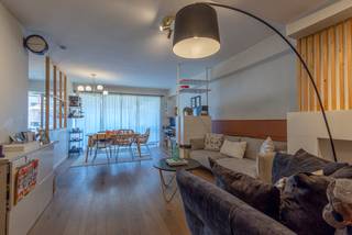 <p>Gerenoveerd (2021) en energiezuinig appartement met 2 slaapkamers.</p><p>Dit appartement is gelegen op een tweede verdieping van een rustig en verzorgd gebouw. Het is bereikbaar met een lift of trap.</p><p>Dankzij een mooie parketvloer, gerenoveerde keuken met kwalitatieve inbouwtoestellen is de leefruimte voorzien van alle hedendaagse comfort.</p><p>De badkamer is evenwel vernieuwd en zeer praktische ingericht met zowel mooie inloopdouche als ligbad en wasmeubel. Het toilet is apart en de twee slaapkamers (14m² - 9m²) zijn achteraangelegen.</p><p>De ramen aan de slaapkamers van het appartement werden vernieuwd met isolerende dubbele beglazing in PVC raamkozijnen in 2022.</p><p>Het appartement is volledig instapklaar en ook zeer gunstig gelegen, rustig en in de nabijheid van openbaar vervoer, trein en invalswegen. Dit maakt het tevens geschikt als investering met mooi huurrendement.</p><p>De koper geniet de mogelijkheid een privatieve garage in het gebouw mee aan te kopen voor de meerprijs van 25.000 euro, deze garage heeft een oppervlakte van 15,5m² en heeft een eigen elektriciteitsteller.</p><p>EPC 164 kWh/m² jaar - klasse B<br />Elektrische installatie conform AREI<br />Asbestveilig</p>