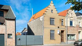 Rustig gelegen woning in het dorp van Zeebrugge voorzien van een grote oprit en een garage. Interessant perceel met veel potentieel. Mooie breedte...