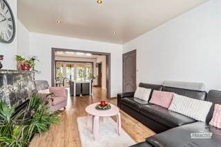 Op wandelafstand van het centrum, winkels, scholen en openbaar vervoer bevindt zich deze knusse gezinswoning op een uitstekende ligging. Dankzij het gunstige energielabel B en de conforme elektrische keuring is deze woning instapklaar! <br /><br />Via de inkomhal komt u terecht in de gezellige leefruimte, ingedeeld met een comfortabele zithoek en eetplaats. Aansluitend bevindt zich de volledig ingerichte keuken met ontbijthoek en rechtstreekse toegang tot de inpandige garage. Achteraan de woning vindt u de lichtrijke veranda, die uitgeeft op de zonnige en gezellige tuin. Verder beschikt het gelijkvloers over een apart toilet, een praktische tuinberging en toegang tot de kelder die extra opbergruimte biedt.<br /><br />Op de eerste verdieping bevinden zich de nachthal, vier volwaardige, ruime slaapkamers en een badkamer uitgerust met een wastafel, ligbad en toilet.<br /><br />Via een valluik bereikt u de ruime zolder, die perfect dienst kan doen als opslagruimte of, mits de nodige aanpassingen, mogelijkheden biedt voor het creëren van extra kamers of een hobbyruimte.<br /><br />Bent u op zoek naar een instapklare woning met veel ruimte, een gunstige ligging en een energiezuinig karakter? Dan is deze eigendom zeker een bezoek waard.<br /><br />Interesse? Neem gerust contact op voor meer informatie of plan vandaag nog uw bezoek in. Wenst u bovendien te weten wat uw eigen woning waard is? Wij komen graag vrijblijvend langs voor een professionele waardebepaling.<br /><br />