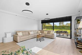 <p>ALTRO VASTGOED VERKOOPT: Luxueuze droomvilla met 5 slaapkamers</p><p>Bent u op zoek naar een woning die aan de binnenzijde werkelijk álles biedt? Deze prachtig afgewerkte villa in het idyllische Bachte-Maria-Leerne is een zeldzame vondst. Hoewel de straat momenteel wordt vernieuwd, wat zal resulteren in een nóg mooiere toegang, is het vooral het spectaculaire interieur dat u volledig zal betoveren.</p><p>Bij binnenkomst wordt u verwelkomd in een stijlvolle inkomhal met hoogwaardig maatwerk. De indeling is doordacht en biedt een ongeziene flexibiliteit met twee royale, lichtrijke leefruimtes waar het natuurlijke licht vrij spel heeft. Het kloppend hart van de woning is de luxueuze keuken met een stijlvol eiland. Daarnaast vindt u op het gelijkvloers een extra (slaap)kamer met aangrenzende luxueuze badkamer.</p><p>Op de verdieping wordt de nadruk op ruimte bevestigd met maar liefst vijf zeer ruime slaapkamers. De master bedroom is een ware suite, compleet met eigen dressing. Een tweede luxueuze badkamer zorgt voor optimaal comfort voor het hele gezin. De woning beschikt bovendien over een volledig afgewerkte kelder, ideaal voor hobby of stockage.</p><p>Gelegen op een prachtig perceel in een groene omgeving nabij de Leie, combineert deze villa landelijke rust met een hoogwaardige afwerking. Een uniek pand waar ruimte geen grenzen kent.</p><p>Dit pareltje zelf ontdekken? Maak een afspraak bij Leen via 0478/69.84.34 of Leen@altro-vastgoed.be.</p>