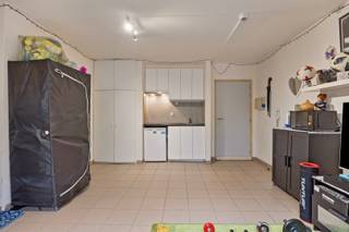 <p><span>Vous êtes à la recherche d'un investissement sûr et rentable avec la perspective de gains en capital ou vous cherchez à acheter votre propre maison pour vos enfants étudiants ? Alors ce studio immaculé et parfaitement entretenu est une véritable opportunité. </span> Nous sommes<span>ravis de proposer à la vente ce studio, rénové en 2021, </span><span>à quelques pas du centre historique de Louvain et à proximité du Gasthuisberg. Ce studio spacieux avec une surface habitable utile de 29 m² est situé au rez-de-chaussée et comprend un espace de vie et de couchage, une kitchenette rénovée et une salle de bain rénovée. En outre, ce studio cool dispose également d'une place de parking extérieure, qui peut être achetée au prix de 25 000 €. En résumé, ce studio confortable et économe en énergie, avec les transports en commun à deux pas de l'immeuble, convient parfaitement aux parents souhaitant acheter quelque chose pour leurs enfants étudiants, ainsi qu'à un investissement immobilier à valeur sûre avec un potentiel de croissance. Une aubaine pour les décideurs rapides ! </span></p><p><span> </span></p>