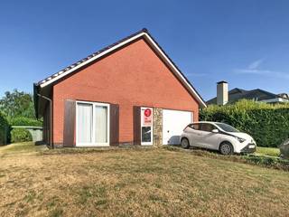 Vous recherchez un bâtiment ouvert prêt à emménager dans un environnement calme et verdoyant ? Cet établissement récemment rénové vous offre tout le confort d'un bungalow de plain-pied, combiné à un excellent emplacement. La maison a été entièrement rénovée en 2024 avec des matériaux de haute qualité, de nouvelles fenêtres et portes, une cuisine et une salle de bains modernes et est équipée de panneaux solaires.<br /><br />Louer cette belle maison, c'est profiter d'une oasis de paix à la périphérie du village, tout en étant à portée de main de toutes les commodités. L'accessibilité est excellente : vous bénéficiez d'une connexion fluide vers le Waaslandhaven, la N70 et les autoroutes E34 et E17. Les écoles, les commerces et les transports en commun sont également à proximité.<br /><br />Rez-de-chaussée<br />-Hall d'entrée<br />-Salon lumineux<br />-Nouvelle cuisine (2024)<br />-Salle de bain : rénovée en 2024<br />-Toilette<br />-Chambre 1<br />-Chambre 2<br /><br />Vous pourrez vous détendre dans le jardin. La maison de jardin offre un espace de rangement supplémentaire pour vos outils de jardinage et/ou vos vélos.<br /><br />Au-dessus du garage, il y a un grenier très spacieux qui sert parfaitement d'espace de rangement supplémentaire, en isolant complètement le sol.<br /><br />Le garage peut accueillir une voiture. 3 voitures peuvent se garer dans l'allée.<br /><br />Êtes-vous curieux de découvrir cette opportunité unique dans le Waasland ? Demandez votre visite dès aujourd'hui via dewaele.com. Cliquez sur le bouton rouge « demander une visite », créez votre profil de location et nous vous contacterons. À bientôt ?<br /><br />La maison est disponible à partir du 01/08/2026 et peut être louée via un bail de 9 ans.