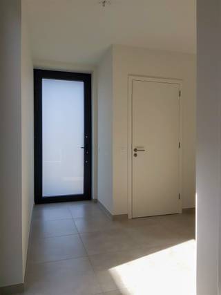 <p><span>In het charmante en landelijke maasdorp Uikhoven, een deelgemeente van Maasmechelen, bevindt zich deze prachtige, instapklare patiowoning (bouwjaar 2022), waar modern wooncomfort en rust perfect samenkomen. Gelegen op een mooie locatie vlakbij de Maas, geniet u hier dagelijks van natuur, privacy en een aangename woonomgeving.</span></p><p><span>Bij het betreden van de woning komt u binnen in een ruime inkomhal, voorzien van een gastentoilet. Vanuit de inkomhal heeft u toegang tot een eerste praktische berging, die eveneens langs buiten bereikbaar is (links van de voordeur). Deze ruimte is ideaal voor het stallen van fietsen en herbergt de nutsvoorzieningen én beschikt bovendien over een extra wastafel.</span></p><p><span>Verder leidt de inkomhal naar een tweede berging met aansluiting voor wasmachine en ruimte voor stockage. Pas daarna opent de woning zich naar lichtrijke leefruimte, wat zorgt voor een aangename overgang tussen functionele en leefruimtes. De open keuken is volledig uitgerust met kwalitatieve Whirlpool-toestellen en sluit naadloos aan op de leefruimte, wat zorgt voor een ruim en gezellig geheel. De keuken beschikt over een ruim werkgedeelte en biedt voldoende plaats voor krukjes, waardoor u er ook gezellig kan ontbijten of aperitieven. </span></p><p><span>Grote schuipuien verbinden de leefruimte met de twee stijlvolle patios, die zorgen voor een unieke woonbeleving. Ze creëren een oase van rust en privacy en laten tegelijkertijd een overvloed aan natuurlijk licht binnenstromen in de volledige woning. </span></p><p><span>Op de verdieping bevinden zich drie slaapkamers, elk voorzien van elektrische rolluiken, en een badkamer met inloopdouche, dubbele wastafel en toilet. </span></p><p><span>De woning is uitgerust met alle hedendaagse comfort, waaronder vloerverwarming en airconditioning, wat garant staat voor een aangenaam binnenklimaat in elk seizoen. <br />Bovendien beschikt u over twee privatieve autostaanplaatsen. </span></p><p><span>Kortom, deze woning is de perfectie keuze voor wie op zoek is naar een energiezuinige, moderne thuis op een rustige toplocatie!<br />Ontdek zelf de rust en het aangename woongevoel dat deze unieke patiowoning te bieden heeft en contacteer ons voor een afspraak ter plaatse: 0484.35.70.31 of diana@jemar.be!</span></p><p><span> </span></p><p><span> </span></p>