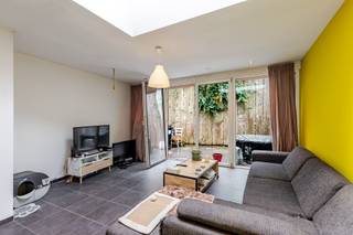 <p><span>Te koop in Aalst, Nestor De Tièrestraat 6: een woning van 127 m² met twee slaapkamers en twee badkamers, ideaal voor wie op zoek is naar een praktische en betaalbare gezinswoning of een woning voor co-housing. Op het gelijkvloers bevinden zich een zitkamer, een eetplaats, een keuken met toegang tot het terras en een inkomhal. De kelder zorgt voor extra bergruimte. Op de eerste verdieping zijn er twee slaapkamers en een badkamer, terwijl de tweede verdieping een derde slaapkamer met eigen badkamer biedt.</span></p><p><span>De woning is structureel in orde en kent geen renovatieplicht. Enkel een kleine opfrisbeurt zoals verfwerk, reiniging en enkele kleine herstellingen is wenselijk, zodat de nieuwe eigenaar snel kan intrekken en het geheel naar eigen smaak kan afwerken. Dankzij de centrale ligging is het centrum van Aalst vlot bereikbaar en zijn winkels, scholen, openbaar vervoer en de belangrijkste invalswegen steeds dichtbij.</span></p><p><span>Een interessante opportuniteit voor wie een instapklare woning zoekt met mogelijkheden tegen een correcte prijs.</span></p><p><span> </span></p><p><span>Voor meer informatie of een bezoek, contacteert u Timothy van Immo Zone op het nummer 0474/ 41. 28. 40.</span></p>