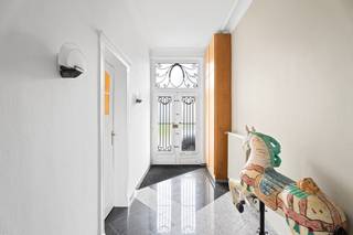 <p>Dit prachtige, karaktervolle herenhuis op een boogscheut van het centrum van Wetteren combineert authentieke elementen met een zee van ruimte. </p><p></p><p>Bij het betreden van de woning word je verwelkomd in een elegante inkomhal die toegang biedt tot een veelzijdige bureauruimte, ideaal voor een vrij beroep. Verder, vind je nog een gastentoilet, en loop je de gezellige woonkamer en de keuken in, met aansluitend een praktische wasruimte/berging. Onder de woning bevindt zich een ruime <strong>kelder</strong>.</p><p></p><p>Op de eerste verdieping bevinden zich <strong>twee royale slaapkamers</strong> en een comfortabele <strong>badkamer</strong> met toilet. De tweede verdieping herbergt nog eens <strong>twee ruime slaapkamers</strong>, een aparte <strong>douchekamer</strong> en een technische ruimte. Via een luik met uitschuiftrap bereik je  een ruime <strong>zolder</strong> die perfect dient als extra opslagruimte. </p><p></p><p>Buiten geniet je in alle rust van de <strong>mooi aangelegde, diepe tuin</strong> en biedt de <strong>carport</strong> achteraan, comfortabel plaats voor het stallen van twee wagens. Aansluitend is er nog een afgesloten tuinberging. </p><p></p><p>Ook op technisch vlak scoort de woning sterk met een gunstig <strong>EPC-label B</strong>. De elektriciteit is momenteel niet conform, maar wordt volledig conform afgeleverd bij de verkoop. </p><p></p><p>De ligging is simpelweg ideaal: het station bevindt zich vlakbij en ook winkels, scholen, openbare diensten en belangrijke invalswegen zijn vlot bereikbaar. </p><p></p><p>Deze unieke woning is <strong>beschikbaar vanaf 1 februari 2027</strong>. Grijp deze kans en plan snel je bezoek via 0456 12 69 08!</p>