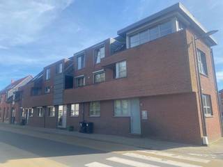 Ben je op zoek naar een instapklaar, ruim gelijkvloers appartement op een centrale locatie? Dan is dit pareltje in het centrum van Loenhout...