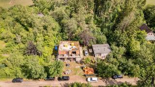 <p><strong>Ruwbouwwoning met kelder op rustige en groene locatie te Essen - Wildert<br /><br /></strong>Bent u op zoek naar een woning die u volledig naar eigen smaak en wensen kan afwerken? Dan biedt deze <strong>ruwbouwwoning</strong> in de <strong>Populierenlaan te Essen</strong> een unieke opportuniteit. Gelegen in een rustige en groene woonomgeving geniet u hier van een aangename combinatie van rust, privacy en een vlotte bereikbaarheid. Winkels, scholen, openbaar vervoer en het centrum van Essen - Wildert bevinden zich op korte afstand, terwijl ook natuur- en wandelgebieden gemakkelijk bereikbaar zijn.<br />De woning werd reeds gedeeltelijk gerealiseerd. Hierdoor krijgt u de mogelijkheid om de verdere afwerking volledig af te stemmen op uw eigen woonwensen en budget.</p>
<p><strong>Gelijkvloerse verdieping <br /></strong>- Inkomhal met ruimte voor vestiaire<br />- Gastentoilet<br />- Ruime en lichtrijke leefruimte<br />- Open keuken met zicht op de tuin<br />- Praktische berging / bijkeuken<br />- Inpandige garage</p>
<p><strong>Verdieping <br /></strong>- <strong>4 slaapkamers<br /></strong>- Extra ruimte voor <strong>dressing/bureau</strong> of mogelijkheid tot <strong>5e slaapkamer</strong><br />- Badkamer met toilet<br />- Groendak aanwezig</p>
<p><strong>Reeds uitgevoerde werken<br /></strong>-<strong> Volledige kelder</strong> onder de woning met 10 jaar garantie<br />- Ruwbouw volledig opgetrokken in snelbouw<br />- Gevelsteen en isolatie reeds geplaatst tot de eerste verdieping<br />- Ventilatiekanalen voorzien voor een <strong>ventilatiesysteem D<br /></strong>- Voorzieningen en bekabeling voor inbouwspots reeds aangebracht in de betonplaat<br />- Grote opening tussen garage en kelder voor het eenvoudig verplaatsen van grotere materialen tijdens de verdere afwerking</p>
<p><strong>Bijzonderheden<br /></strong>Op het perceel bevindt zich momenteel een bijkomend woonhuisje dat tijdens de verdere afwerking van de woning gebruikt kan worden. Na voltooiing van de nieuwbouw dient dit gebouw verwijderd te worden conform de vergunde toestand.</p>
<p><strong>Ligging<br /></strong>De Populierenlaan is gelegen in een rustige en residentiële buurt van Essen, omgeven door groen en natuur. Hier geniet u van een aangename woonomgeving met alle dagelijkse voorzieningen binnen handbereik. Dankzij de vlotte verbindingen naar het centrum van Essen, Kalmthout en Nederland combineert deze locatie rust met een uitstekende bereikbaarheid.</p>
<p><strong>Een unieke kans voor wie op zoek is naar een woning die nog volledig naar eigen smaak kan worden afgewerkt op een rustige en groene locatie in Essen - Wildert. Contacteer ons gerust voor meer informatie of een bezoek ter plaatse.</strong></p>