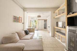 - Ideal location with easy access: Bruggestraat 263, Menen<br />- Bright living room and adjoining kitchen<br />- Sunny garden with terrace<br />- 4 bedrooms<br />- Bathroom with shower/bath and sink<br />- Basement<br />- No renovation obligation (EPC label D, 333 kWh/m²/year, UC: 3907912)<br />- Central heating with gas<br />- Double glazing throughout<br />- Asking price: €165,000