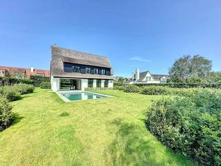Bijzonder mooie villa in het Zoute te Knokke. Volledig gerenoveerd en voorzien van alles comfort!De villa is omringd door een uiterst gezellige en...