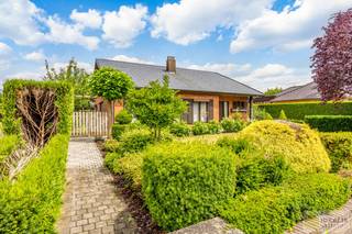 IDEALIS VASTGOED - Aangename karakterwoning op fijne locatie te Pelt. Deze woning omvat maar liefst +-124m² netto bewoonbare oppervlakte op...