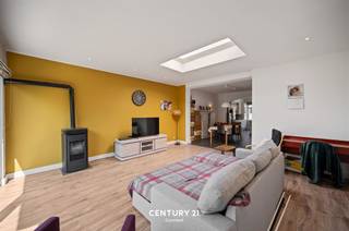 <h3><span><strong>**Charmante gerenoveerde rijwoning met gezellige tuin in hartje Tienen</strong>**</span></h3><p><strong> </strong>Deze <strong>charmante, gerenoveerde rijwoning</strong> is gelegen in de Torenstraat in Tienen, een rustige residentiële straat met voornamelijk plaatselijk verkeer. Dankzij de ligging op wandelafstand van de Grote Markt en het historische stadscentrum geniet je hier van een aangename combinatie van <strong>rustig wonen en alle voorzieningen van de stad binnen handbereik</strong>.</p><p>Via de ruime inkomhal met gastentoilet en trap naar de eerste verdieping kom je in de gezellige leefruimte. De <strong>kachel zorgt voor extra warmte en sfeer in de winter</strong>, terwijl het mooie zicht op de tuin een aangenaam gevoel van ruimte creëert. Aansluitend bevindt zich de eetkamer en de open keuken met eiland.</p><p>Buiten wacht een <strong>gezellige tuin met terras</strong>, waar je in alle rust kunt genieten van zonnige dagen, een etentje met vrienden of een ontspannen moment na een drukke dag.</p><p>De woning beschikt over <strong>drie slaapkamers en twee badkamers</strong>. De eerste badkamer is uitgerust met een ligbad, dubbele lavabo en toilet. De tweede badkamer beschikt over een ruime inloopdouche, lavabo en toilet, wat zorgt voor extra comfort voor een gezin of gasten. Daarnaast is er een praktische kelder met aansluiting voor de wasmachine en extra bergruimte.</p><p>Een <strong>sfeervolle en instapklare stadswoning</strong> voor wie op zoek is naar charme, comfort en een gezellige buitenruimte, op een uitstekende locatie vlak bij het bruisende centrum van Tienen alsook vlakbij de autosnelweg richting Leuven en Luik. Bel of mail ons voor een afspraak 0478 570 999 of sally@connect-immo.be </p><p><span>EPC:140 kWh/m² - UC: 3153430    label B</span></p><p><span>Wg-Gdv-Gvv-Gvkr</span></p>
