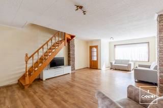 Deze <strong>op te frissen woning</strong> ligt in een rustige buurt, maar toch slechts op een steenworp van alles wat de stad te bieden heeft. Winkels en openbaar vervoer liggen op wandelafstand, en dankzij de <strong>vlotte verbinding</strong> naar de belangrijkste invalswegen sta je in geen tijd op de autostrade. Daarnaast kan je van het stadsleven ontsnappen in het natuurreservaat <strong>Bourgoyen-Ossemeersen</strong>.<br /><br />Je komt binnen in een <strong>ruime leefruimte</strong> die doorloopt naar de keuken met ontbijthoek. Via de keuken is er toegang tot de stadskoer en de <strong>vernieuwde badkamer</strong> met wasplaats. Op de eerste verdieping bevinden zich twee slaapkamers en een derde kleinere kamer die kan dienst doen als <strong>bureau of dressing</strong>. Via de vaste trap is er toegang tot het <strong>zolderverdiep</strong> die is afgewerkt tot één ruime slaapkamer met bergzolder.<br /><br />Voor meer informatie en een bezoek, neem contact op met Theo: theo@convas.be