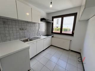Dit appartement gelegen aan de Tervuursestraat 42A in Leuven biedt een interessante opportuniteit voor wie op zoek is naar een eigen plek...