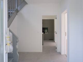 - Gelieve ons per mail (info@immo-cvh.be) te contacteren om uw bezichtiging in te plannen -

In de rustige en gegeerde Kievitlaan te Gent vindt u deze gerenoveerde halfopen woning. Deze bevindt zich op een toplocatie tussen het UZ Gent en Station Gent-Sint-Pieters, dat op wandelafstand ligt. Ook het centrum van Gent bevindt zich op een aangename fietsafstand, zodat u snel en gemakkelijk in de bruisende binnenstad bent. Bovendien is de woning vlot bereikbaar via de belangrijke invalswegen, wat deze locatie ook voor pendelaars bijzonder interessant maakt. Een uitgelezen uitvalsbasis voor wie centraal wil wonen met alle troeven van de stad, mobiliteit en zorgvoorzieningen binnen handbereik.

De woning valt meteen op door haar lichtrijke karakter en de kwalitatieve, hedendaagse afwerking. Bij binnenkomst komt u terecht in de ruime inkomhal. Deze leidt naar de aangename leef- en eetruimte, die naadloos aansluit op de moderne en kwalitatief afgewerkte keuken met gezellige ontbijthoek. Vanuit de keuken heeft u rechtstreeks zicht op en toegang tot de zonnige tuin. Een gastentoilet en een ruime kelder vervolledigen het gelijkvloers en zorgen voor extra comfort en bergruimte.

Op de eerste verdieping bevinden zich twee ruime slaapkamers, een hedendaagse badkamer met lavabo en inloopdouche, een afzonderlijk toilet, alsook een tweede douchekamer. Deze indeling biedt heel wat flexibiliteit.
De tweede verdieping herbergt nog twee bijkomende kamers, die naar wens kunnen ingericht worden als extra slaapkamers, bureau, hobbyruimte of speelkamer.

Buiten geniet u van de zonovergoten tuin, perfect om tot rust te komen, en een privé oprit met garage die extra opbergruimte biedt.

Kortom, deze ruime en volledig gerenoveerde gezinswoning combineert licht, comfort en een uitstekende indeling, gelegen op een toplocatie in Gent.

Domicilie verplicht. Co-housing mogelijk. Contract van 9 jaar. Geen huisdieren.
Nieuw EPC-attest in opmaak.