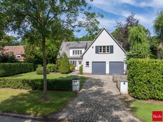 ENKEL BEZOEKEN MOGELIJK DOOR ONDERSTAANDE LINK VOLLEDIG EN CORRECT IN TE VULLEN:
https://mijnhuurprofiel.be/property/7bd2e9a9-fe8d-4826-b7d7-d8b93113d4d5/login
Voor een overzicht van alle foto's en de volledige beschrijving, neem een kijkje op onze website: https://www.reds.be/te-huur/2970-schilde/huis/7254457
De woning biedt een praktische en ruime indeling. De lichtrijke leefruimte op parket sluit aan op de veranda, met een mooi uitzicht op de tuin. Daarnaast beschikt de woning over een aparte, volledig ingerichte keuken met bijkeuken, een afzonderlijke wasberging en een dubbele garage met plaats voor twee wagens en extra bergruimte.
Op de verdieping bevinden zich vier ruime slaapkamers evenals drie badkamers.
De verzorgde tuin biedt alle rust en privacy. Het terras wordt bovendien volledig vernieuwd, zodat u optimaal van de buitenruimte kunt genieten.
De woning wordt grotendeels gemeubeld verhuurd (met uitzondering van het slaapkamermeubilair) en is beschikbaar vanaf november 2026 voor een tijdelijke huurperiode van één jaar. Ideaal voor expats, professionals met een tijdelijke opdracht, gezinnen tijdens een verbouwing of iedereen die tijdelijk op zoek is naar een comfortabele, instapklare woning.
BIJZONDERHEDEN:
- Rustige, groene en residentiële ligging in De Roskam
- Grotendeels gemeubeld (exclusief slaapkamermeubilair)
- Tijdelijke huurperiode van 1 jaar, beschikbaar vanaf november 2026
- 4 ruime slaapkamers en 3 badkamers
- Lichtrijke leefruimte met aansluitende veranda
- Aparte ingerichte keuken met bijkeuken, afzonderlijke wasberging en dubbele garage
Voor meer informatie of een bezichtiging van deze villa neem gerust contact met Stephanie via stephanie@reds.be.