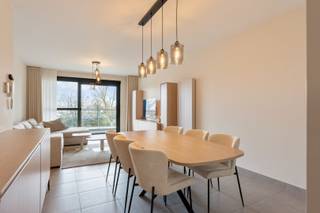 Modern appartement met ruim terras van 20m² en een prachtig uitzicht. Goed gelegen in 'Res. Hassaporta' op wandelafstand v.h. centrum en Quartier Bleu. Bewoonbare oppervlakte: 90m² + 20m² terras. Autostaanplaats is inbegrepen in de prijs. <br /><br />INDELING: inkomhal met ruimte voor vestiaire, leefruimte met zeer veel lichtinval en toegang tot het terras, open volledig geïnstalleerde keuken met inbouw toestellen, nachthal, 2 ruime slaapkamers, badkamer met inloop douche en wastafel, berging/wasplaats en apart toilet. <br /><br />Verder beschikt het appartement over 1 ondergrondse autostaanplaats, welke is inbegrepen in de prijs. <br />Huurprijs 1.100,- Euro/maand<br />AO: 95,00 Euro/maand<br />Waarborg: 3.300,- Euro ( 3 maanden huur)<br /><br />CV op aardgas; Dubbele beglazing (superisolerend glas).<br />Gunstig E-Label: A.<br />Bestuursmaatregelen in het maatregelenregister: nee<br /><br />Voor meer info bel Jeff op 0472/04.26.49 of 011/22.19.17 - jeff@limburgsvastgoed.be of limburgsvastgoed.be