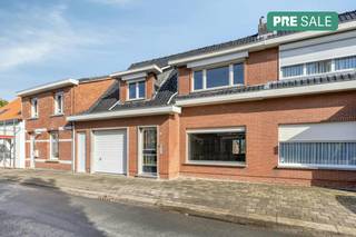 We betreden de woning via de inkomhal (ca. 9m²), de authentieke tegelvloer trekt meteen de aandacht.<br />De aanpalende garage is voorzien van een automatische poort en voldoende ruimte om fietsen te stallen.<br /><br />De tijdloos gerenoveerde keuken (ca. 20m²) is voorzien van alle comfort zoals: inductiekookvuur met afzuigsysteem, vaatwas, ijskast, diepvries, microgolfoven en oven. Fijn ontbijten doe je aan de ontbijttoog. Verder is er voldoende kastruimte voorzien.<br /><br />Achter de keuken vinden we de (was)berging terug. Verder is hier een apart toilet, zijn er enkele ingemaakte kasten en een afgietbak voorzien.<br />Lopen we nog een stukje door vinden we nog een extra troef, nog een extra ruimte die je kan gebruiken als berging/hobbyruimte/atelier.<br /><br />In de leefruimte op prachtige parketvloer (ca. 35m²) is het heerlijk vertoeven. Gezellig bijwarmen doe je met de pelletkachel. De grote raampartijen zorgen voor een fijne connectie met de tuin.<br /><br />Op de eerste verdieping vinden we momenteel 2 slaapkamers terug (ca. 16m² - 10m²).<br />De ruime dressing (ca .10m²) met ingemaakte kasten kan makkelijk omgetoverd worden tot een volwaardige derde slaapkamer.<br /><br />De ruime badkamer (ca. 10m²) biedt ruimte voor een inloopdouche, toilet, ingemaakte kasten, enkel wandmeubel en handdoekdroger.<br /><br /><br />Diversen:<br />- Overal rolluiken<br />- Aparte koer voor vuilbakken<br />- Voldoende bergruimte<br />- Bergzolder met vlizotrap<br />- Volledig omheinde tuin met vrij zicht achteraan<br />- Poortje naar achtergelegen weide waardoor je makkelijk de straat bereikt<br />- Gezellig terras<br />- Centrale verwarming op stookolie<br /><br />(ver-)Kopen of (ver-)huren in Kalmthout, Essen en omstreken?<br />Met vragen kan u altijd bij ons terecht! <br />Dewaele Vastgoed Kalmthout<br />Dewaele vastgoed met advies.<br /><br /><br />De eigendom wordt aangeboden via de Pre-sale formule. Op 10/10/2026 tussen 10:00 en 14:00 kan u het huis op afspraak komen bezichtigen en een bod uitbrengen. De vermelde prijs is een instelprijs. Voor meer info, gelieve contact op te nemen met de dossierverantwoordelijke.<br /><br />Dit pand is onderworpen aan de renovatieverplichting van de Vlaamse overheid voor residentiële gebouwen (behoudens bij sloop binnen 5 jaar na de aankoop). Consulteer voor meer informatie de website van het Vlaams Energie- en Klimaatagentschap via https://www.vlaanderen.be/een-woning-kopen/renovatieverplichting-voor-residentiele-gebouwen<br /><br />Bestuursmaatregelen in het maatregelenregister: nee