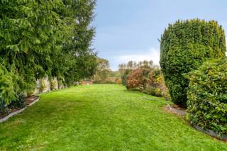 Eclectisch burgerhuis met landelijke verzichten op 2659 m² in centrum Kuurne.<br /><br />Reeds 4 generaties zijn gehuisvest in deze karakterwoning. Sinds 1928 is deze bewoond en altijd onderhouden door deze familie. Nu verkoopt de familie dit prachtig en echt logisch ingedeeld huis.<br /><br />Statige inkom met opvallende trappenhal met een glaskoepel (glas in lood), marmerafwerkingen en een uitzonderlijk schilderij van de Vlasserstreek. Een aparte wachtruimte of bureau is voorzien, alsook nog een oud telefoon-kamertje (momenteel vestiaire). De inkom loopt door tot aan de achterliggende keuken.<br />Aan de rechterzijde van de woning is er een authentieke leefruimte. Hoge plafonds, uitzonderlijk parket en een tussendeur met uniek gekleurd glas (glas-in-lood, met de 4 seizoenen uitgebeeld).<br /><br />In de uitbouw is er een grote keuken. Alle nodige toestellen en plaats om ook hier een grote eettafel te plaatsen. Verder is er aansluitend een groot terras en achteraan het huis verschillende bergingen.<br /><br />Het verdiep bevat 5 slaapkamers en een badkamer (douche en bad) op de gang is er een apart toilet. Een vaste trap brengt ons naar het zolderverdiep. Deze is niet in gebruik en kan zeker nog dienst doen voor extra slaapkamers, hobbykamers,.. De zolder vloer is geïsoleerd.<br /><br />Verder heeft een woning een zeer ruime en droge kelder en een diepe en hoge garage.<br /><br />Een goeie oriëntatie is verzekerd maar vooral dit landelijk verzicht maakt deze eigendom zeer speciaal. Achteraan is er een klein landhuisje die dienst doet als schuilhok voor de dieren en tuingerief.<br /><br />PLUSPUNTEN:<br />+ uitzonderlijk vastgoed met een zeer rijke geschiedenis<br />+ logische indeling<br />+ zonnepanelen, bijna volledig dubbele beglazing aanwezig, isolatie en overal CV op gas.