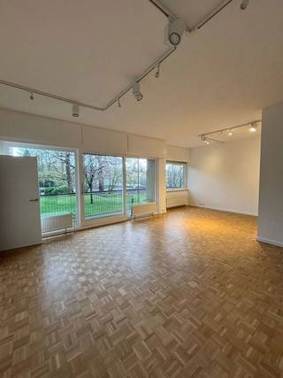 <p>Located at <strong>Avenue Émile Van Becelaere 28A in Watermael-Boitsfort</strong>, this bright <strong>107 m² office space</strong> is situated within a quiet residential property and enjoys a <strong>pleasant green view overlooking a park</strong>.</p>
<p>The office consists of <strong>two large interconnected rooms</strong>, complemented by an annex, a <strong>kitchenette</strong>, and a <strong>restroom</strong>. The space benefits from <strong>two separate entrances</strong> and excellent natural light, making it ideal for a professional activity seeking a calm and comfortable working environment.</p>
<p>The location is very convenient, with <strong>train and public transport connections only a few hundred meters away</strong>. Parking is easy and <strong>free in the surrounding streets</strong>.</p>
<p>The <strong>service charges provision</strong> includes taxes, property tax, co-ownership charges, as well as <strong>water and heating</strong>. Only <strong>electricity consumption</strong> remains at the tenant’s expense.</p>
<p>A <strong>quiet, bright and well-located workspace</strong>, ideal for a liberal profession or a small company.</p>