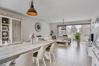 Cette maison prête à emménager est située au cœur de Lauwe, à quelques pas du centre, de divers restaurants, supermarchés, crèches, écoles,... et...