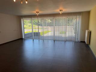 <p><span>RUIM, KWALITATIEF EN ENERGIEZUINIG GELIJKVLOERSAPPARTEMENT 114M² MET 2 SLAAPKAMERS, 2 DOUCHEKAMERS, 2 TERRASSEN, ZUID-GEORIËNTEERDE TUIN, BUITEN-AUTOSTAANPLAATS EN KELDER</span></p><p><span>ligging in kleinschalige residentie nabij centrum en sport- en recreatiecentrum "Breeven" met vlotte bereikbaarheid via N16, A12, N17 en E17</span></p><p><span> </span></p><p><span>Inkomhal / wc met handwas / living met eetplaats en super-ingerichte open keuken (totale opp.: 44m²) met toegang tot terras (12m²) / berging met was- en stookplaats / nachthal / 2 slaapkamers (14m² (met toegang tot badkamer met wastafel, inloopdouche en wc); 11m² (met toegang tot badkamer met dubbele wastafel en douche)) / hal met toegang tot zuid-georiënteerd terras (21m²) en tuin</span></p><p><span> </span></p><p><span>Appartement is voorzien van raamdecoratie, lichtarmaturen en rolluiken aan achterzijde.</span></p><p><span> </span></p><p><span>Buiten-autostaanplaats op parking achter gebouw / individuele kelderberging (1,7 x 0,9m) / gemeenschappelijke kelder / gemeenschappelijke fietsenberging.</span></p><p><span>De tuin wordt ingezaaid in het najaar.</span></p><p><span> </span></p><p><span>Lasten: € 100 / maand.</span></p><p><span> </span></p><p><span>Appartement is bewoonbaar door maximaal 3 personen en is geschikt voor mindervaliden of personen met een beperking.</span></p><p><span> </span></p>
