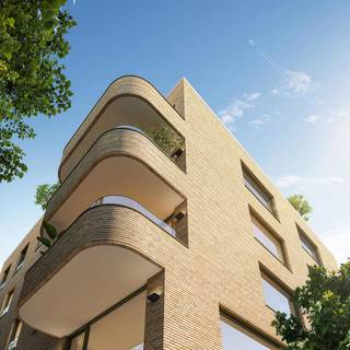 Modernistisch woonconcept rondom een lommerrijke patio met waterpartij die een waar Urban Jungle gevoel geeft door zijn groenblijvend karakter en exotische aandoende beplanting.<br />Het project omvat 16 lichtrijke wooneenheden met terrassen en één commercieel gelijkvloers. De woning en appartementen beschikken over één, twee of drie slaapkamers. De koper heeft inspraak in de afwerking van keuken, badkamer en vloerafwerking door middel van stelposten in het lastenboek. <br />Het duuzame karakter van het project vertaalt zich in een E-peil 20 door middel van geothermische warmtepomp in combinatie met zonnepanelen. Waar nodig zal het appartement ook beschikken over een individuele PV-installatie. De vloerverwarming kan tevens omgeschakeld worden in koelmodus tijdens de zomermaanden. <br /><br />De uiterst centrale ligging zorgt ervoor dat het bruisende Brasschaatse leven en Park van Brasschaat zich op wandelafstand bevindt. Beide bouwdelen hebben toegang tot een gemeenschappelijke ondergrondse parkeergarage met bergingen.<br /><br />De optimale indeling met grote raampartijen, zonnige terrasen, duurzame technieken en locatie zorgen voor een uiterst comfortabele woonervaring. <br /><br /><span>Mogelijkheid om een appartement deels aan te kopen tegen verlaagd BTW-tarief van 6%*</span><em> (*indien u als koper hiervoor in aanmerking komt). </em><span>Informeer ons naar de voorwaarden.</span>