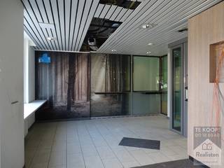 Kantoor met vast meubilair in casco+ staat.Handelsgelijkvloers met 6 parkeerplaatsen aan de achtergevel.Gebouw met diverse mogelijkheden voor gebruik...